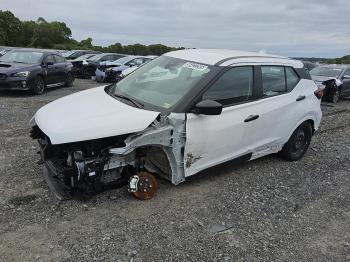  Salvage Nissan Kicks