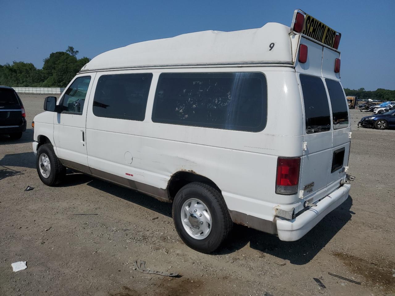 Ford Econoline E250 Van Image 2