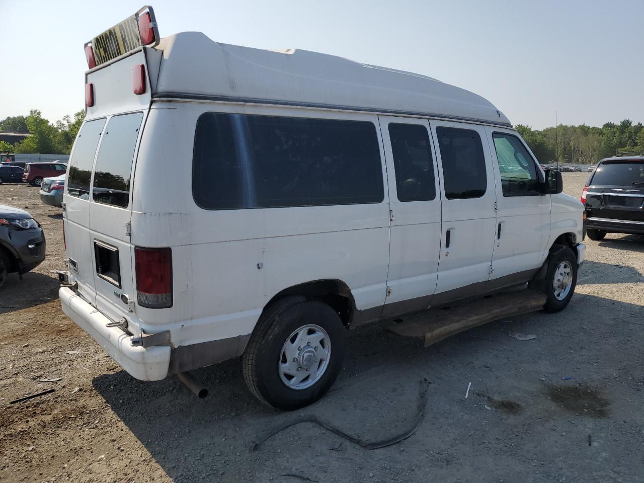 Ford Econoline E250 Van Image 4