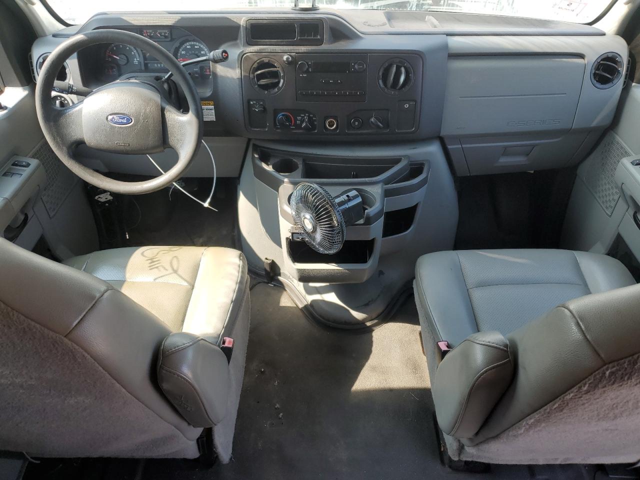 Ford Econoline E250 Van Image 12