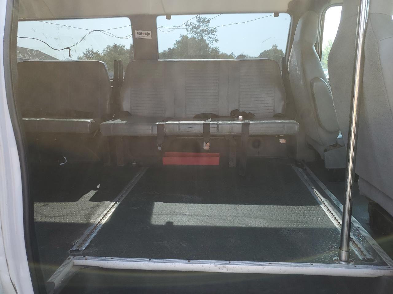 Ford Econoline E250 Van Image 9