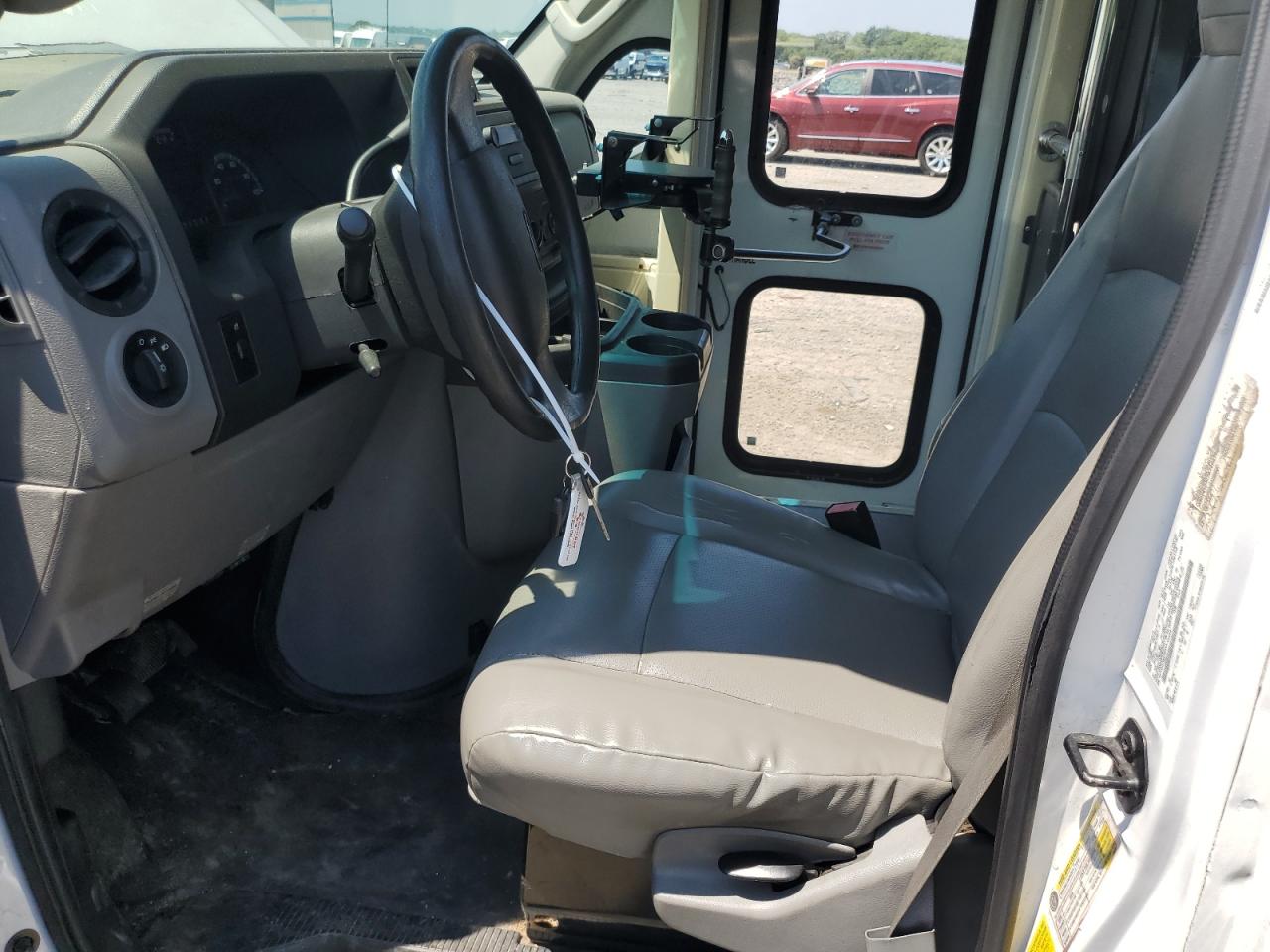 Ford Econoline E350 Super Duty Van Image 3