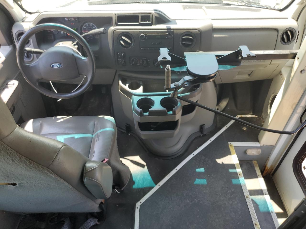 Ford Econoline E350 Super Duty Van Image 11