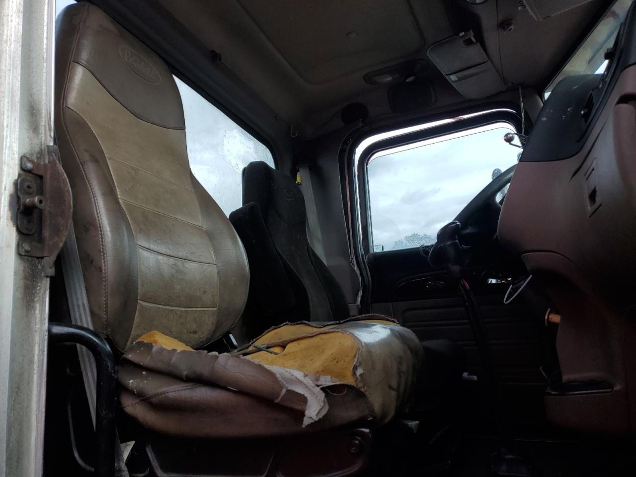 Peterbilt 388 Image 3