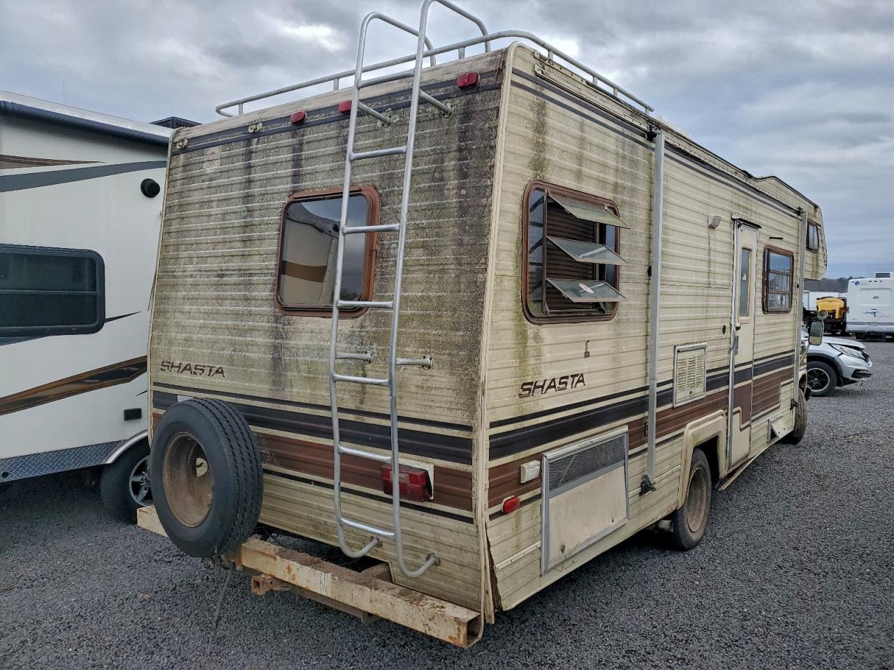 Ford Econoline E350 Cutaway Van Image 3