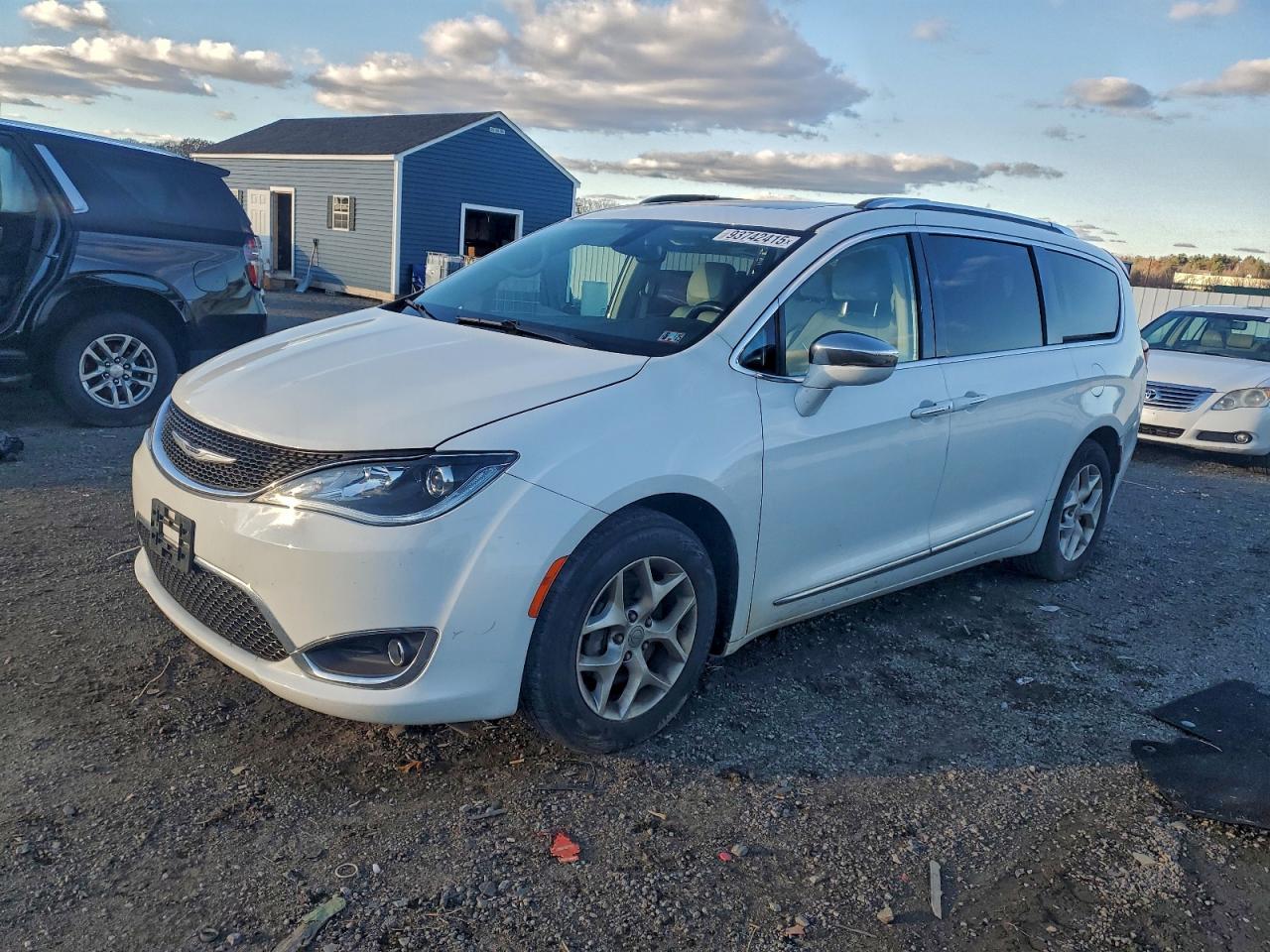 Chrysler Pacifica Limited Image 1