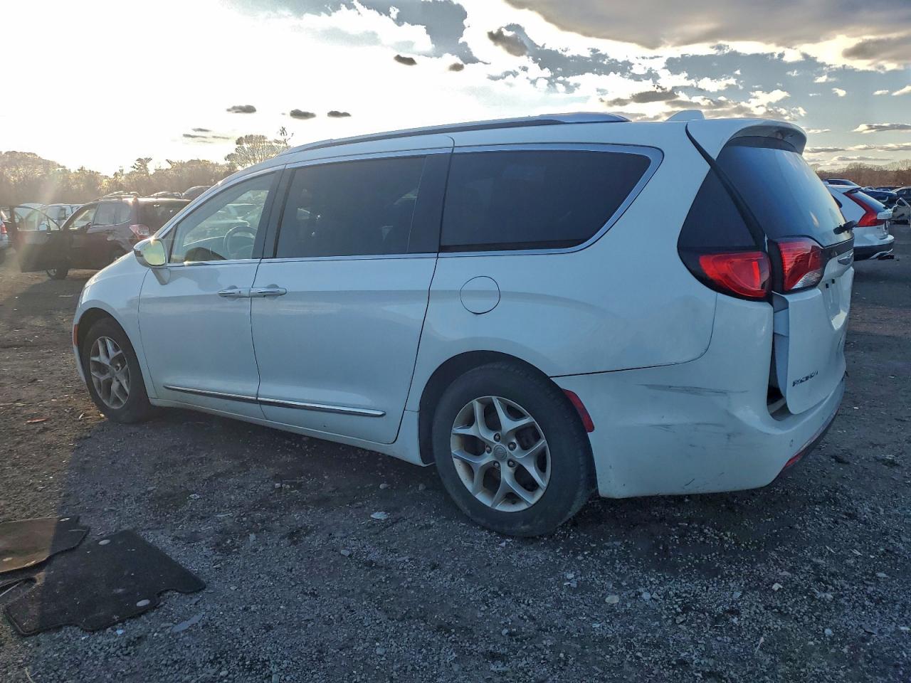 Chrysler Pacifica Limited Image 9