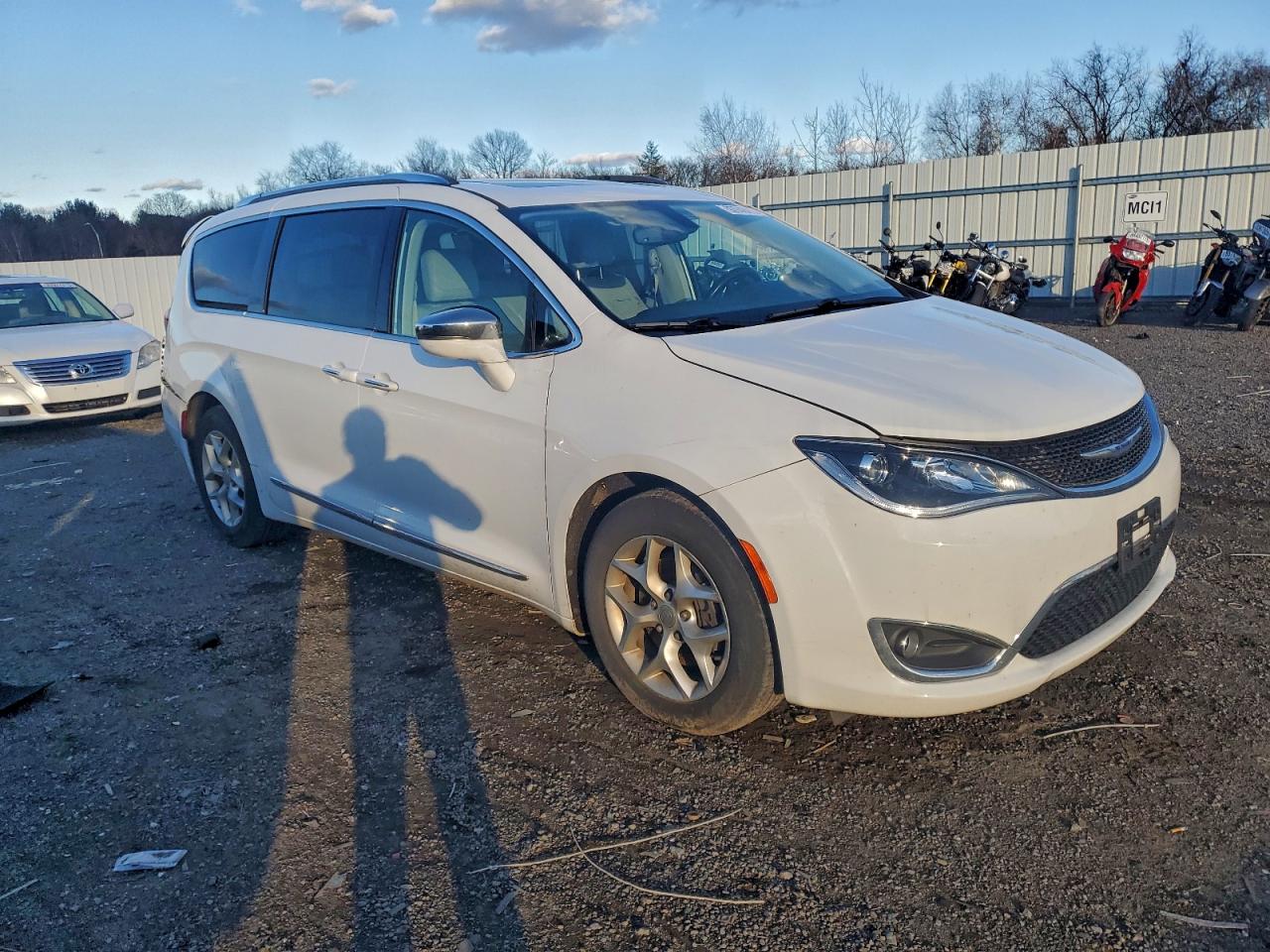 Chrysler Pacifica Limited Image 11