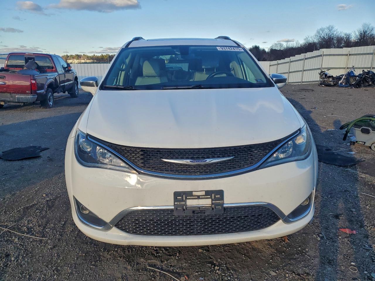 Chrysler Pacifica Limited Image 13