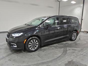  Salvage Chrysler Pacifica