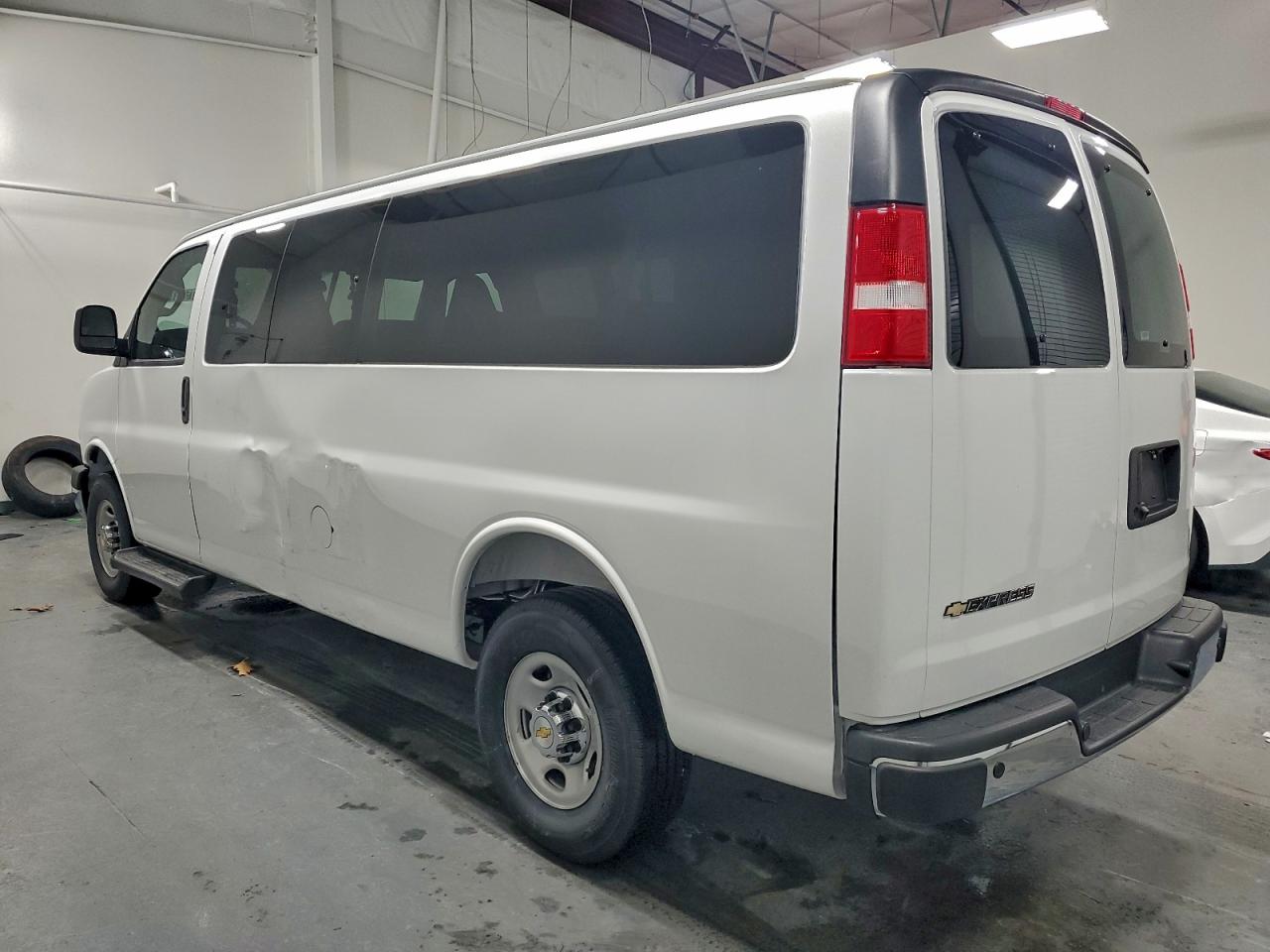 Chevrolet Express Lt Image 3