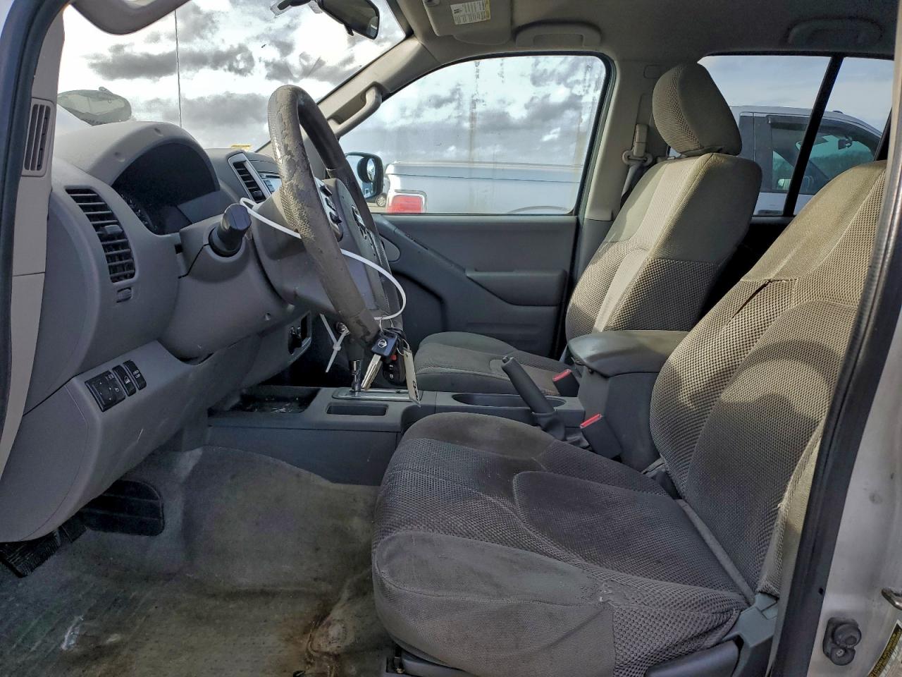 Nissan Frontier S Image 2