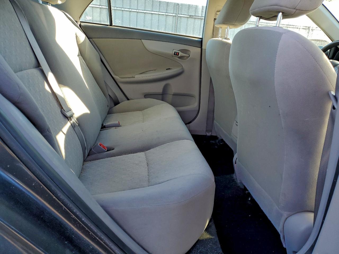 Toyota Corolla Base Image 11