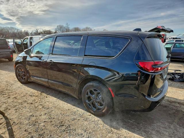 Chrysler Pacifica Hybrid Limited Image 4