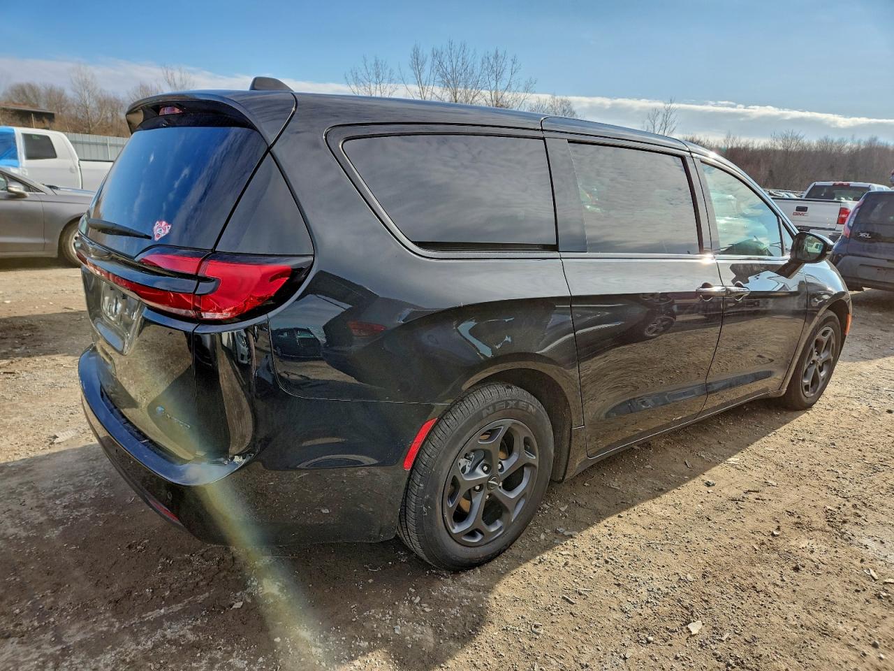 Chrysler Pacifica Hybrid Limited Image 3