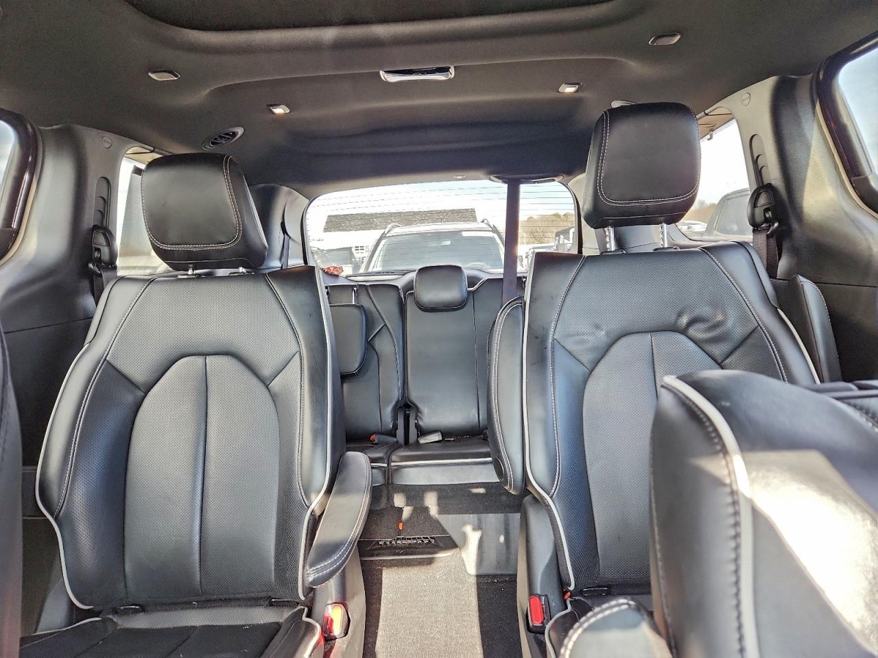 Chrysler Pacifica Hybrid Limited Image 9