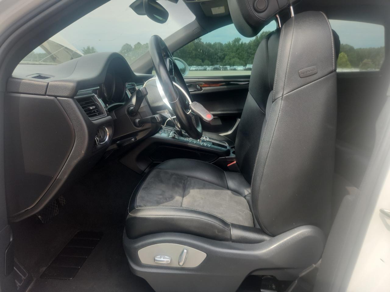 Porsche Macan S Image 6