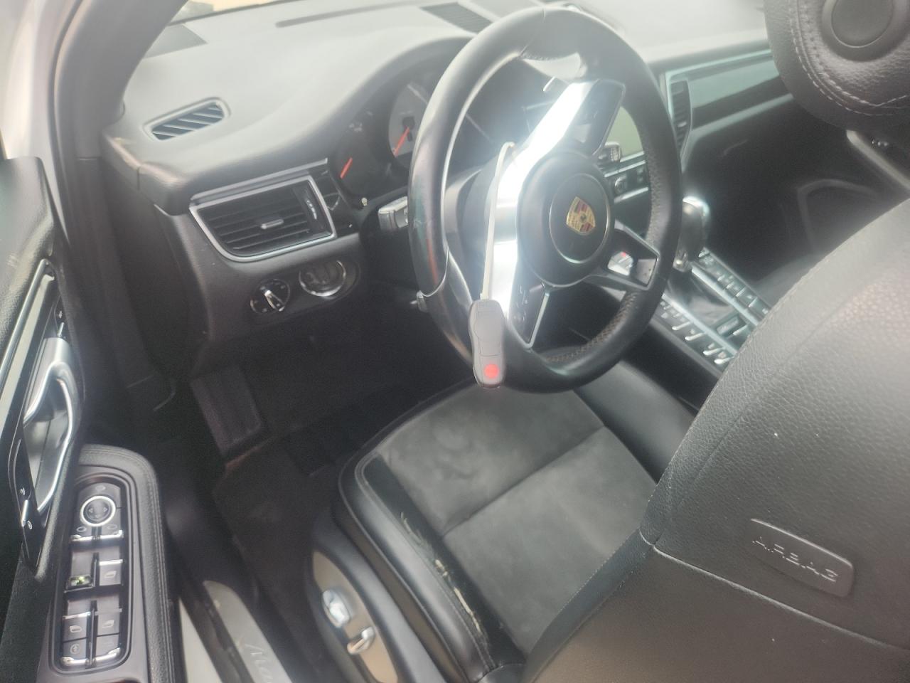 Porsche Macan S Image 12