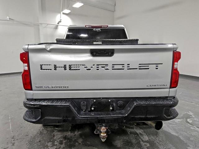 Chevrolet Silverado K2500 Custom Image 4