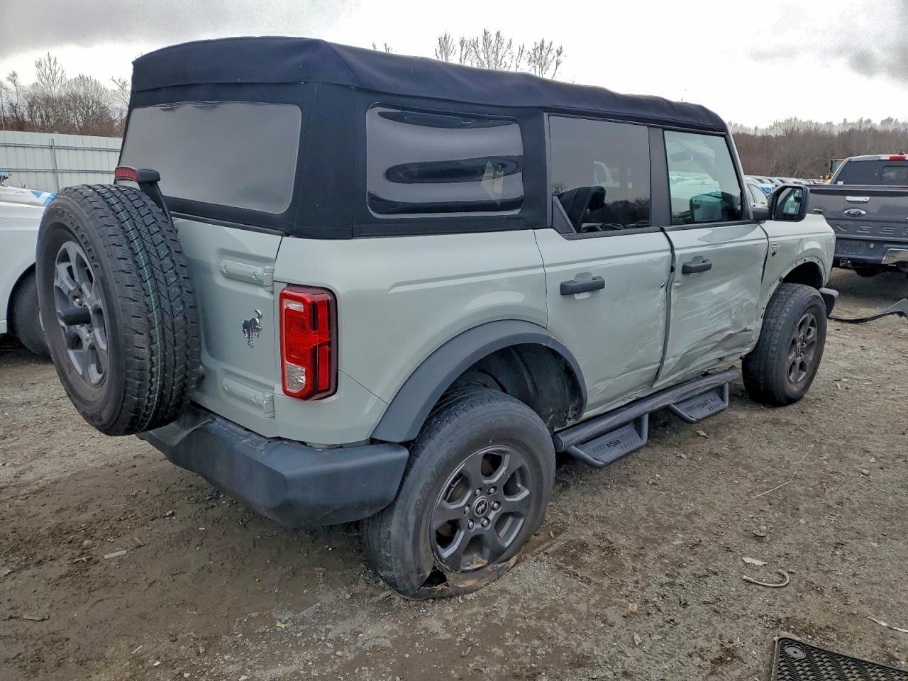 Ford Bronco Base Image 10