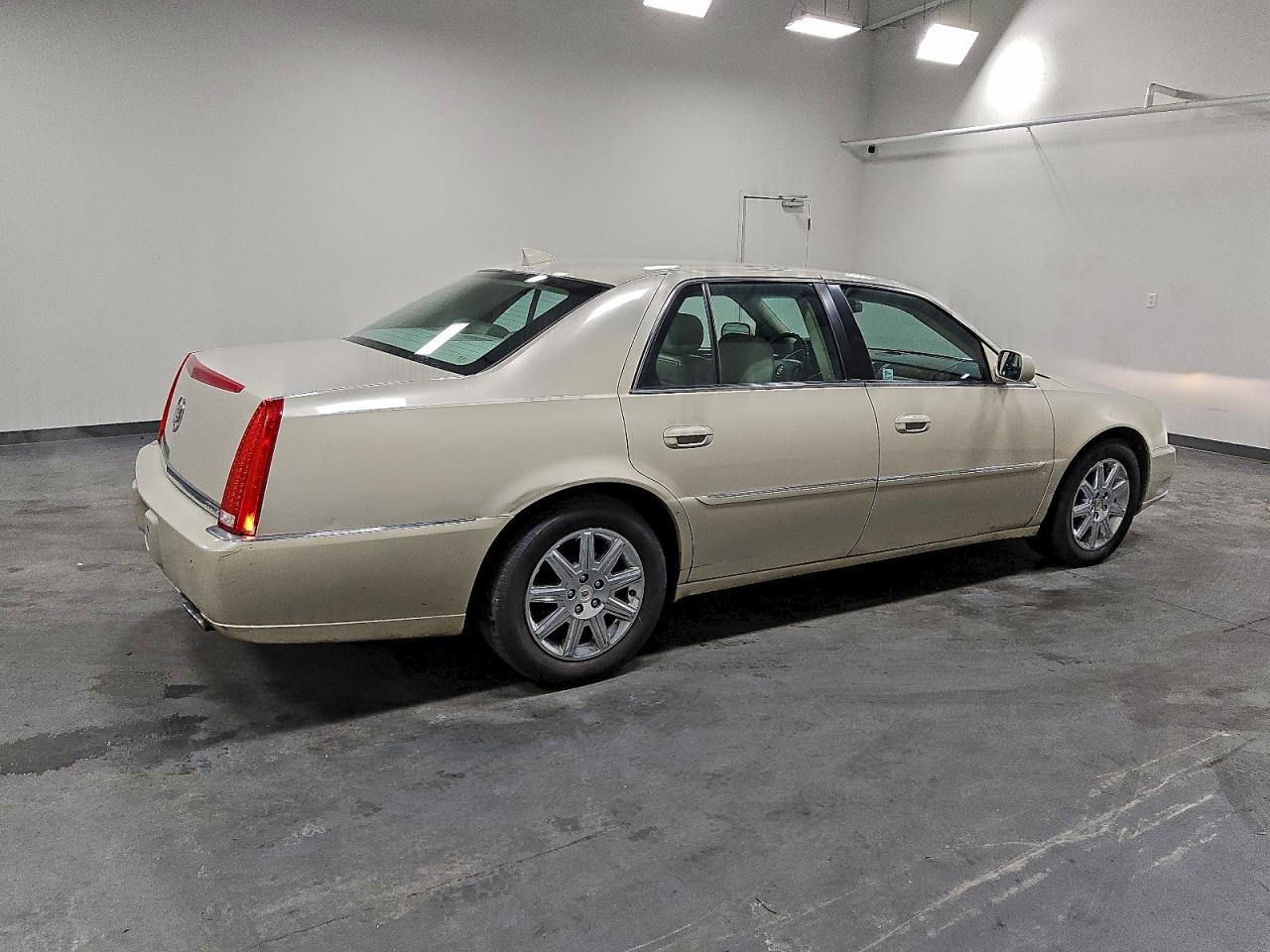 Cadillac DTS Premium Collection Image 2