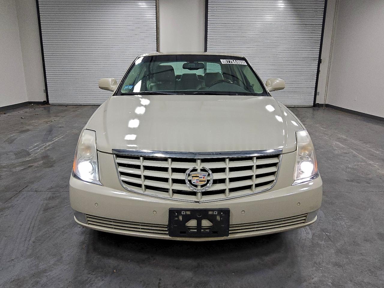 Cadillac DTS Premium Collection Image 3