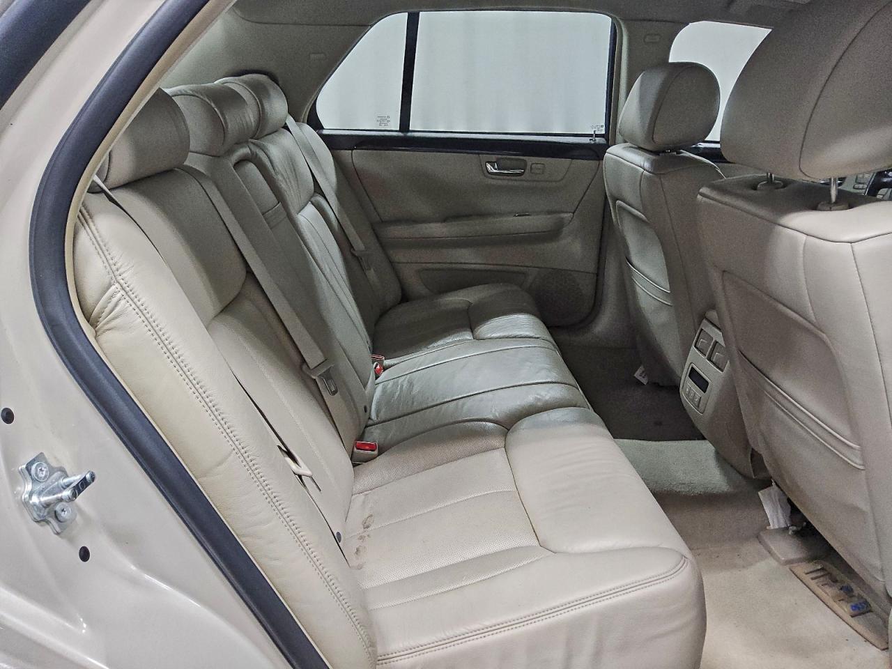 Cadillac DTS Premium Collection Image 4