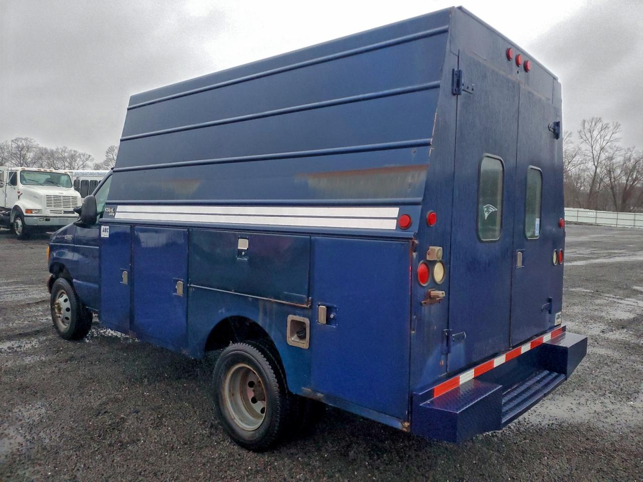 Ford Econoline E350 Super Duty Cutaway Van Image 9