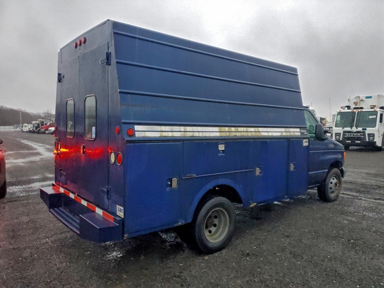 Ford Econoline E350 Super Duty Cutaway Van Image 4