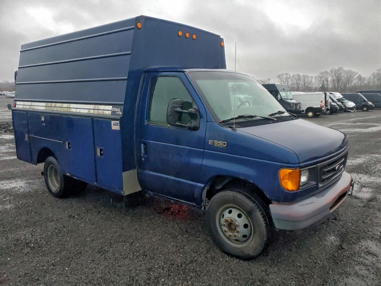 Ford Econoline E350 Super Duty Cutaway Van Image 2