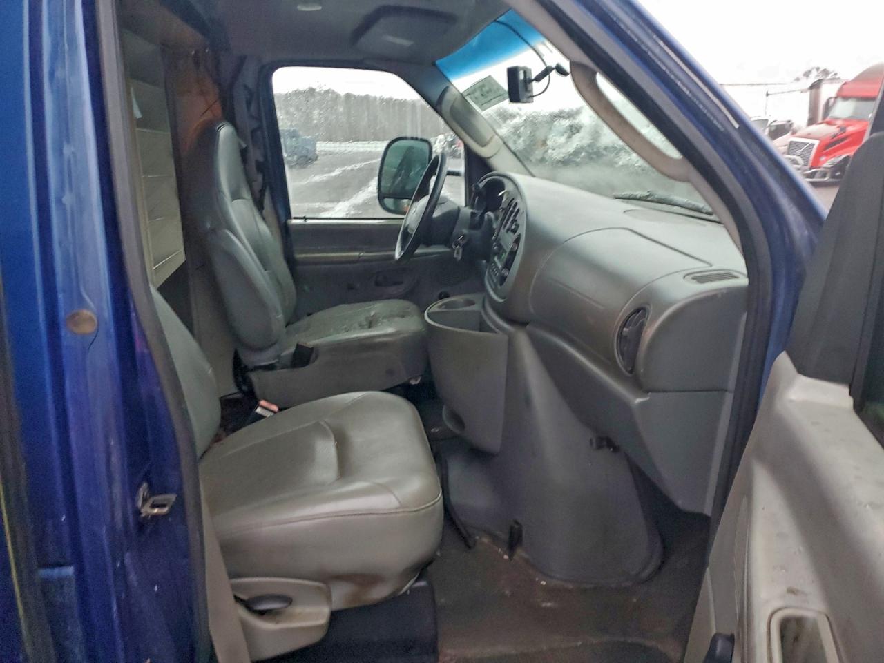 Ford Econoline E350 Super Duty Cutaway Van Image 12