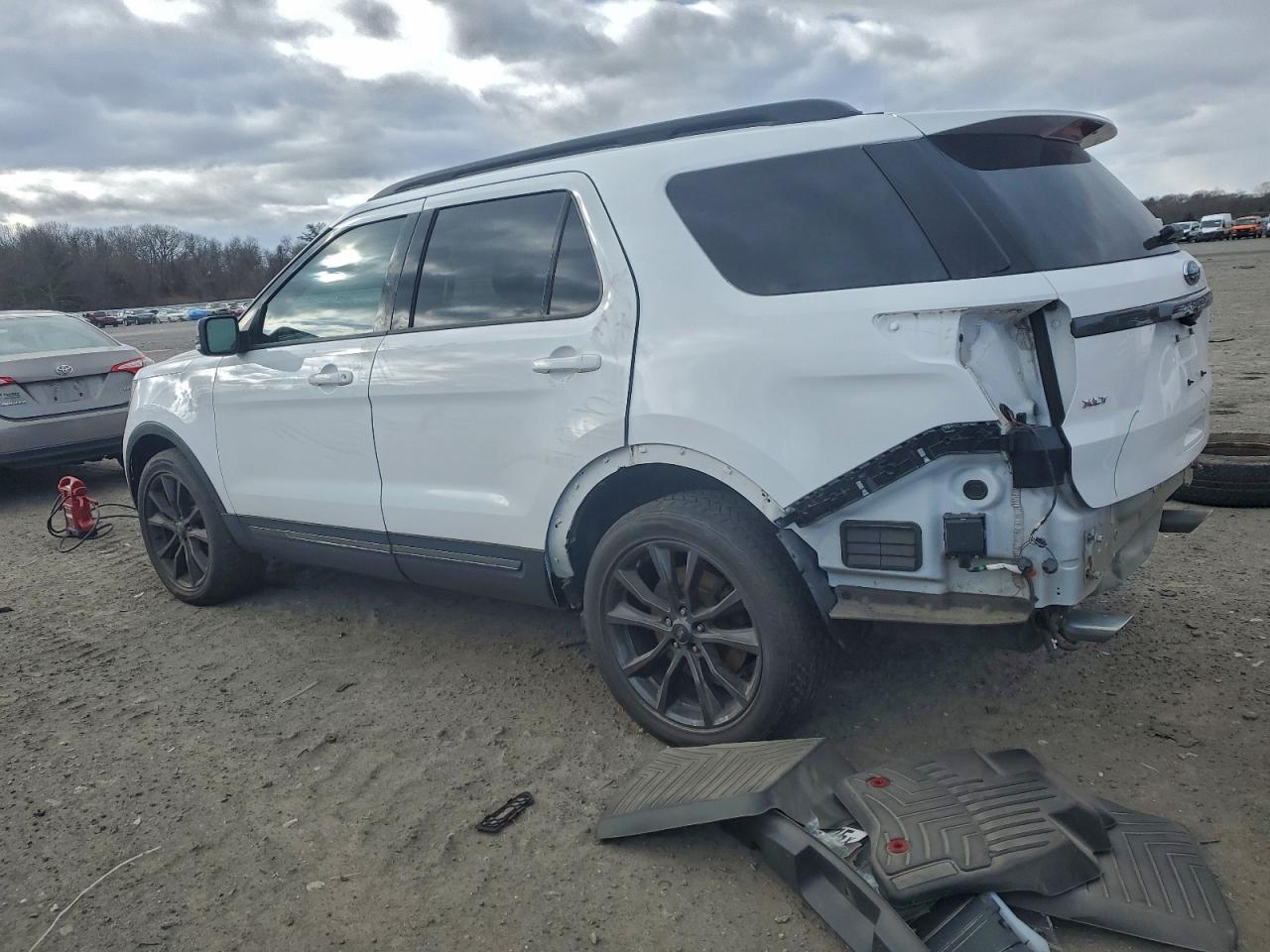 Ford Explorer Xlt Image 8