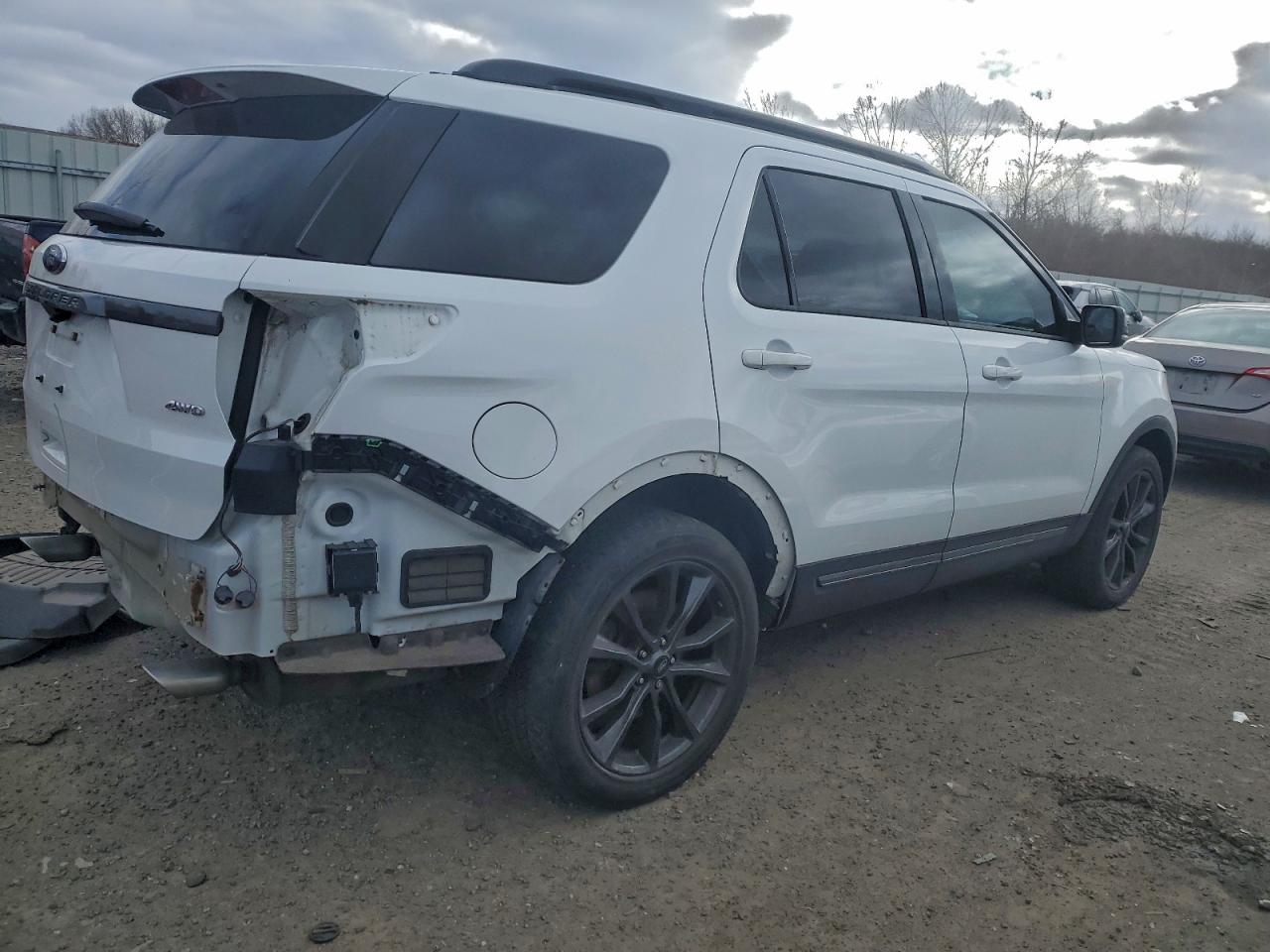 Ford Explorer Xlt Image 10