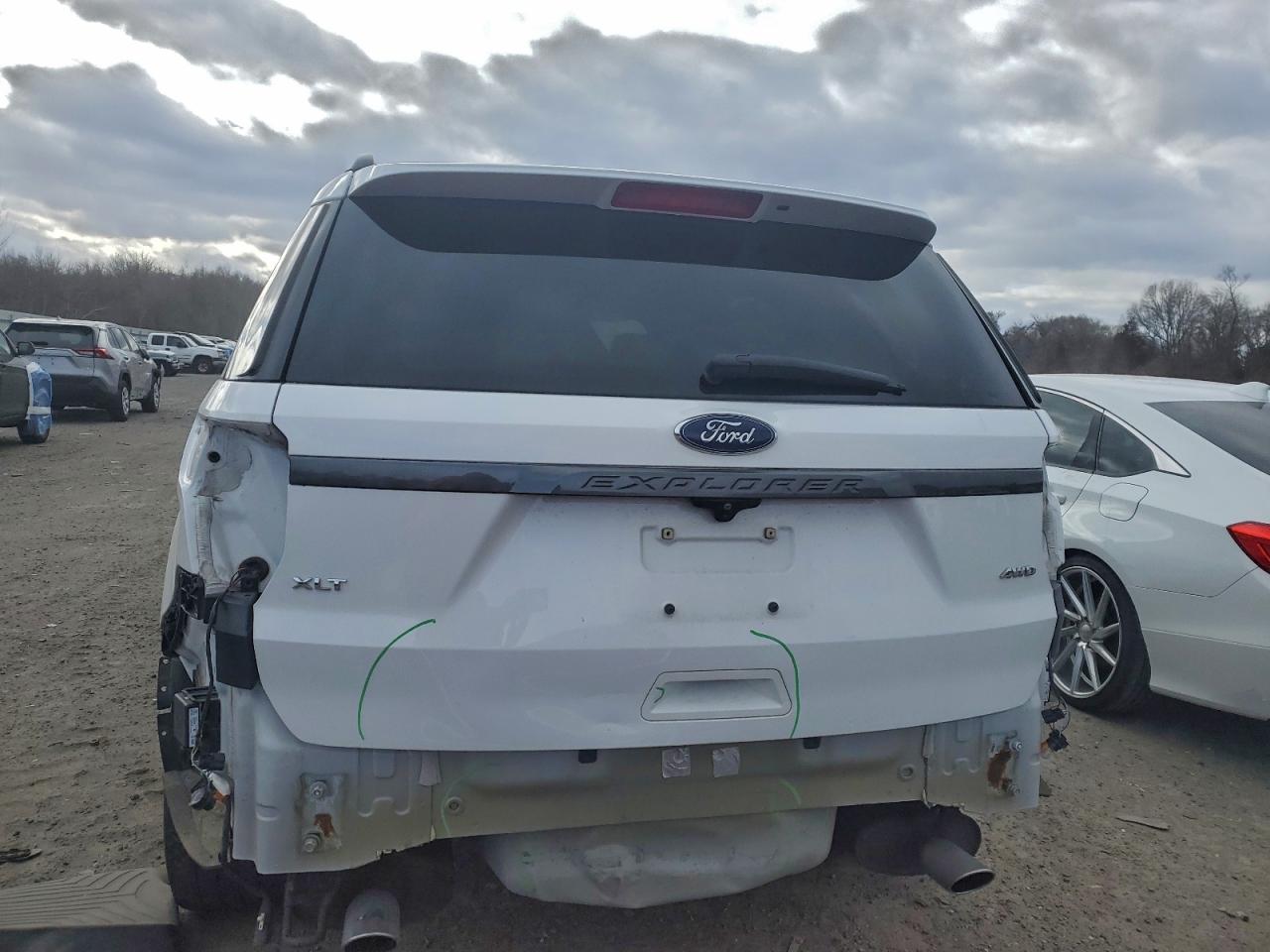 Ford Explorer Xlt Image 2