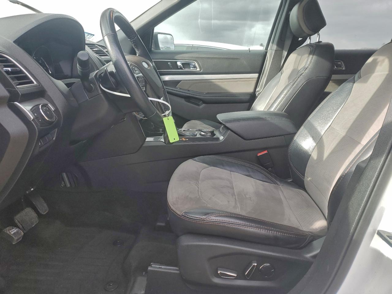 Ford Explorer Xlt Image 6