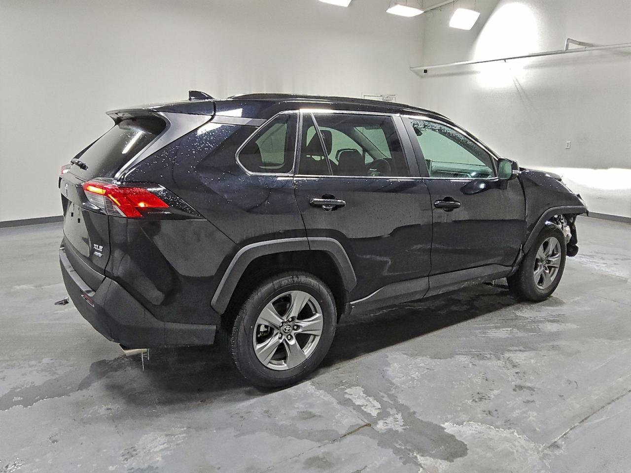 Toyota RAV4 Xle Image 3