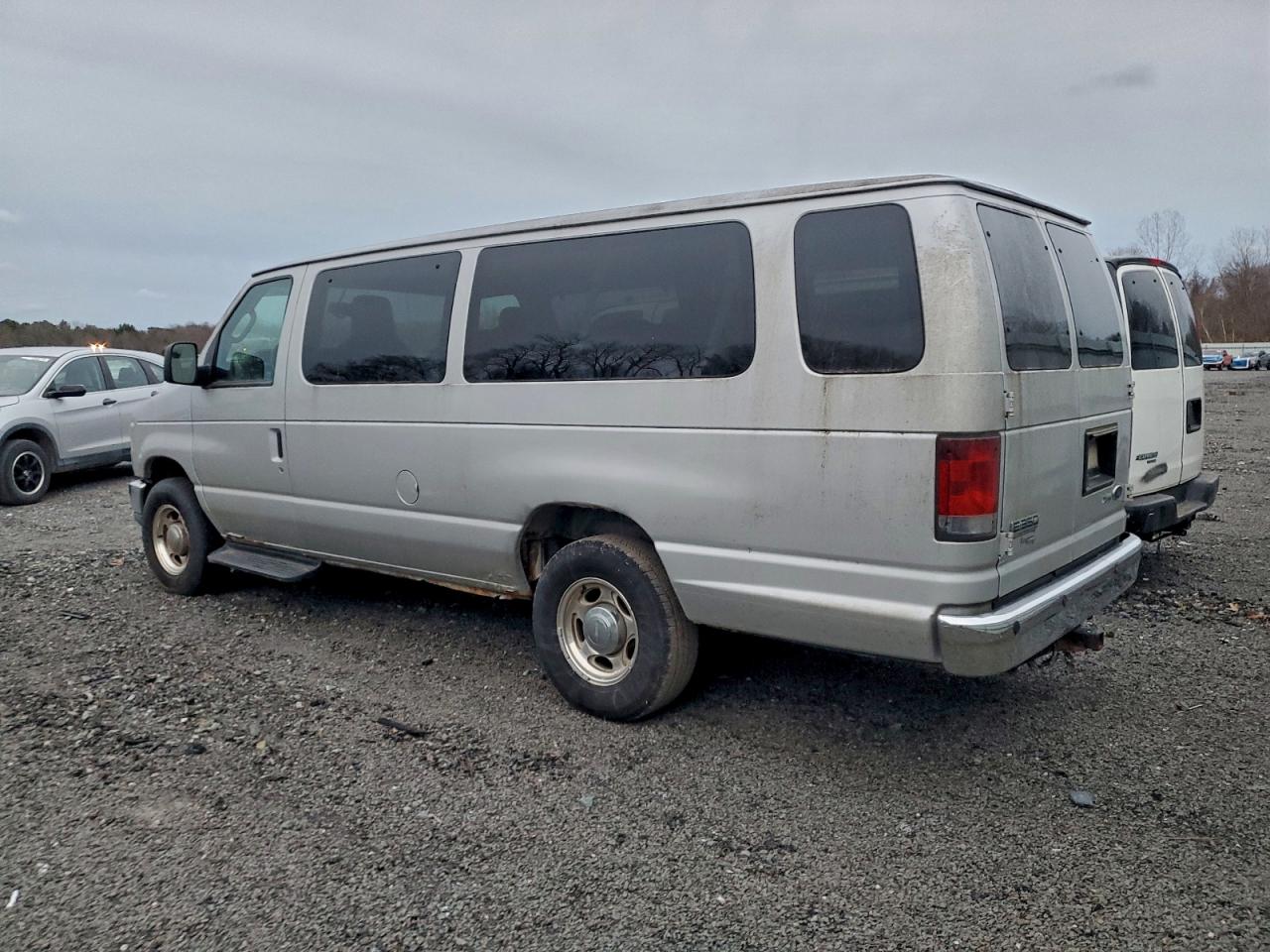 Ford Econoline E350 Super Duty Wagon Image 5
