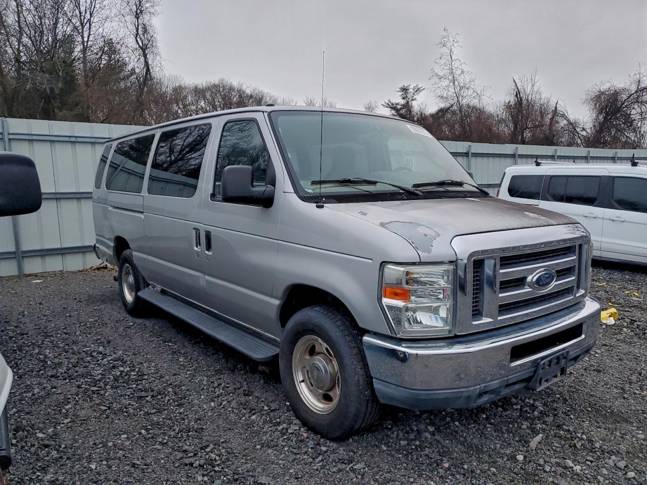 Ford Econoline E350 Super Duty Wagon Image 4