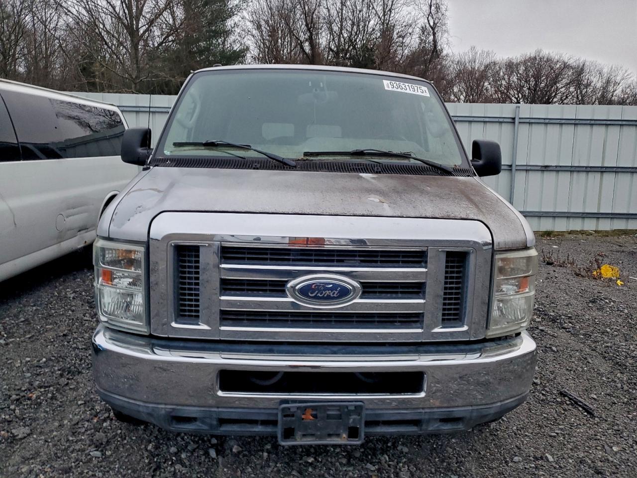 Ford Econoline E350 Super Duty Wagon Image 2