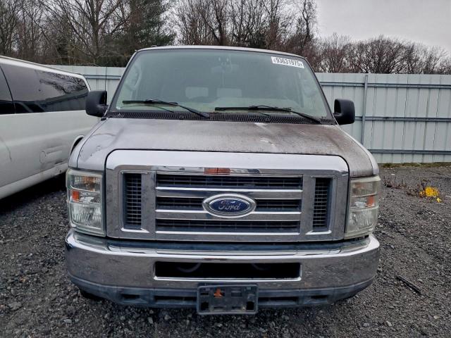 Ford Econoline E350 Super Duty Wagon Image 2