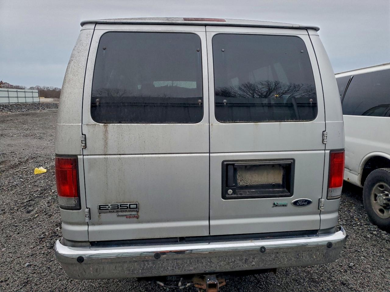 Ford Econoline E350 Super Duty Wagon Image 12