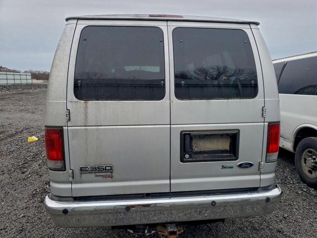 Ford Econoline E350 Super Duty Wagon Image 12