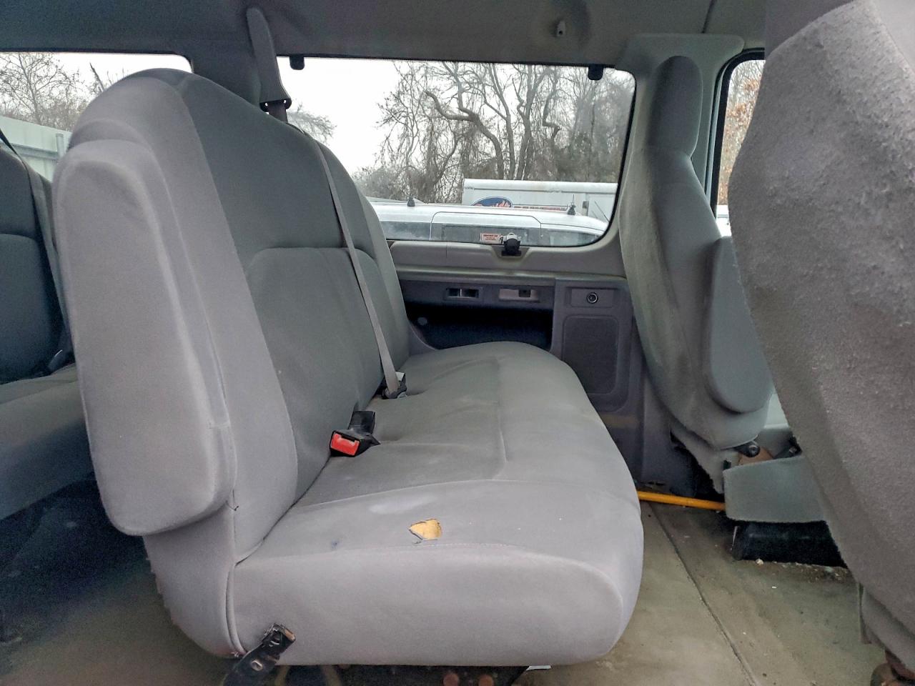 Ford Econoline E350 Super Duty Wagon Image 7