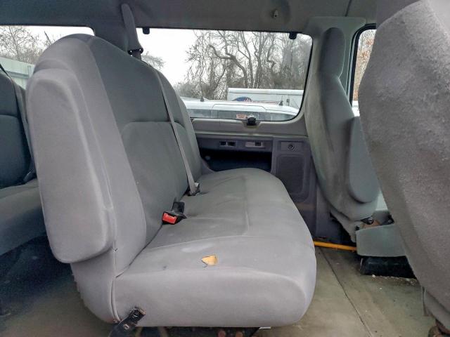 Ford Econoline E350 Super Duty Wagon Image 7