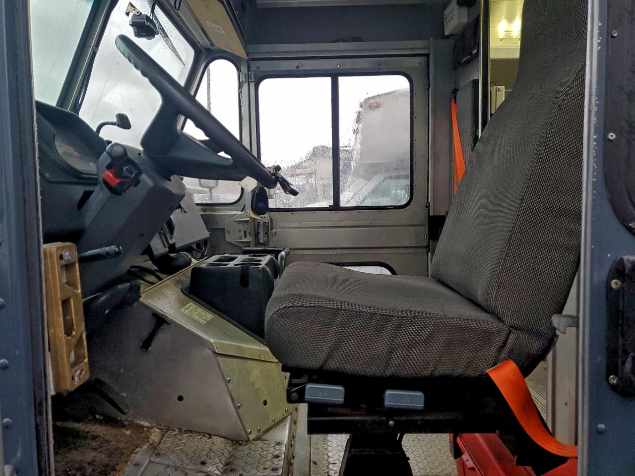 Freightliner Chassis M M Line Walk-in Van Image 7