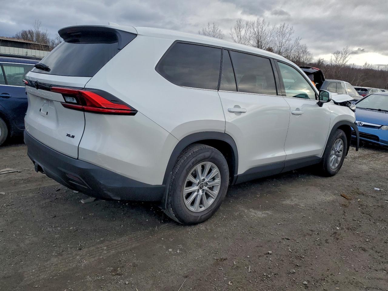 Toyota Grand High Xle Image 2