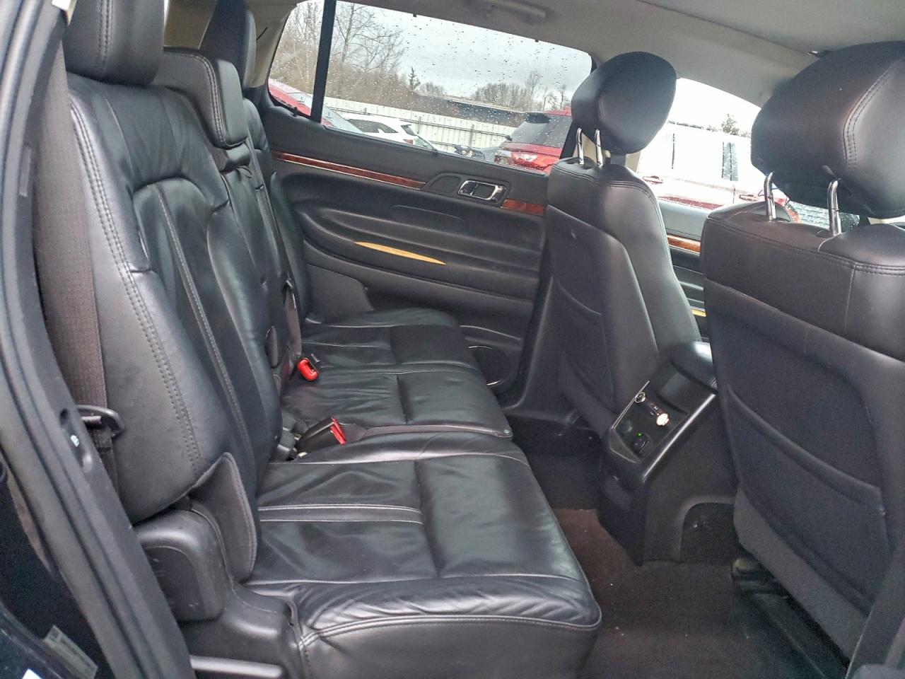 Lincoln MKT Image 13