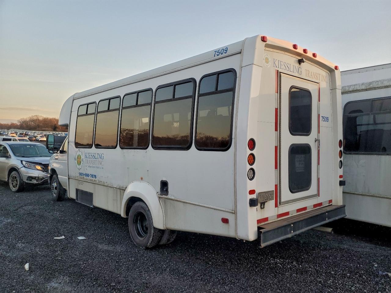 Ford Econoline E450 Super Duty Cutaway Van Image 2