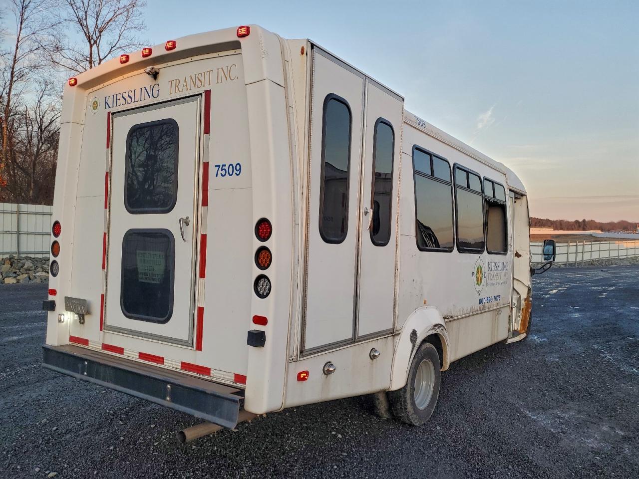 Ford Econoline E450 Super Duty Cutaway Van Image 7