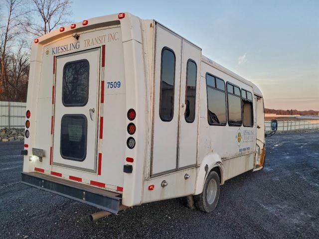 Ford Econoline E450 Super Duty Cutaway Van Image 7
